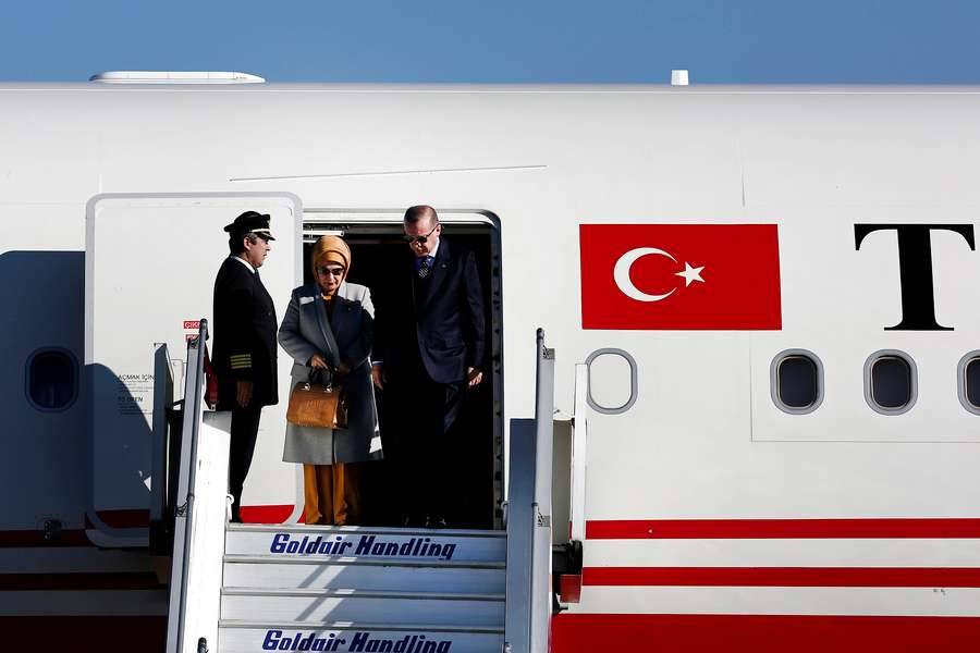 Έφτασε στην Αθήνα ο Ερντογάν – Αστοχη κίνηση Κοτζιά με την «Κόκκινη γραβάτα» – Ζωντανή μετάδοση